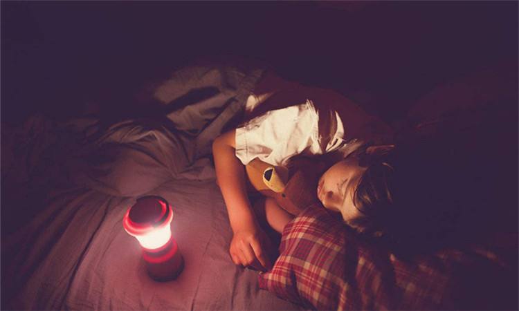 【家庭教育】家有怕黑的孩子怎么办？